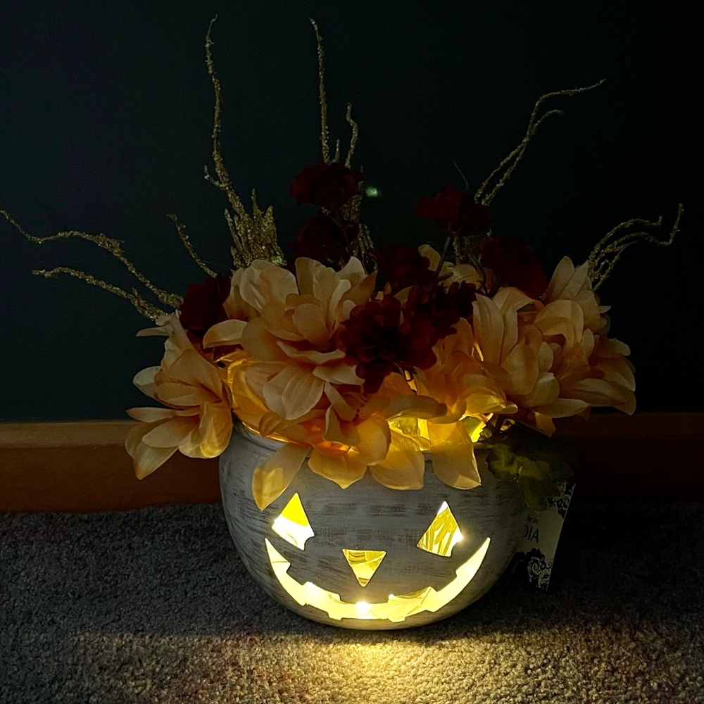 Happy Halloween!🎃White/gold tin pumpkin w/flowers